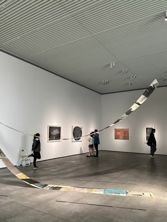 - 畫筆與建築嘅對話：台南美術館嘅藝術敘事