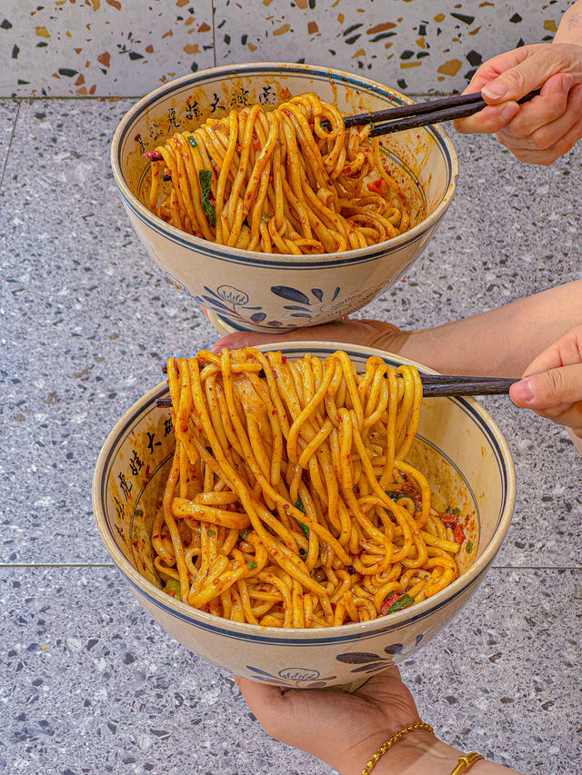 一落機就急不及待衝去食呢碗麵