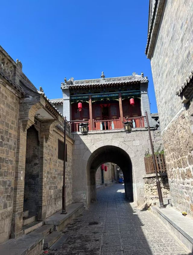 雄關漫道千年矗立，娘子英風萬古流芳。