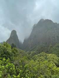 雨霧朦朧中的伊奧山谷夏威夷土著國王都來打卡的秘境！