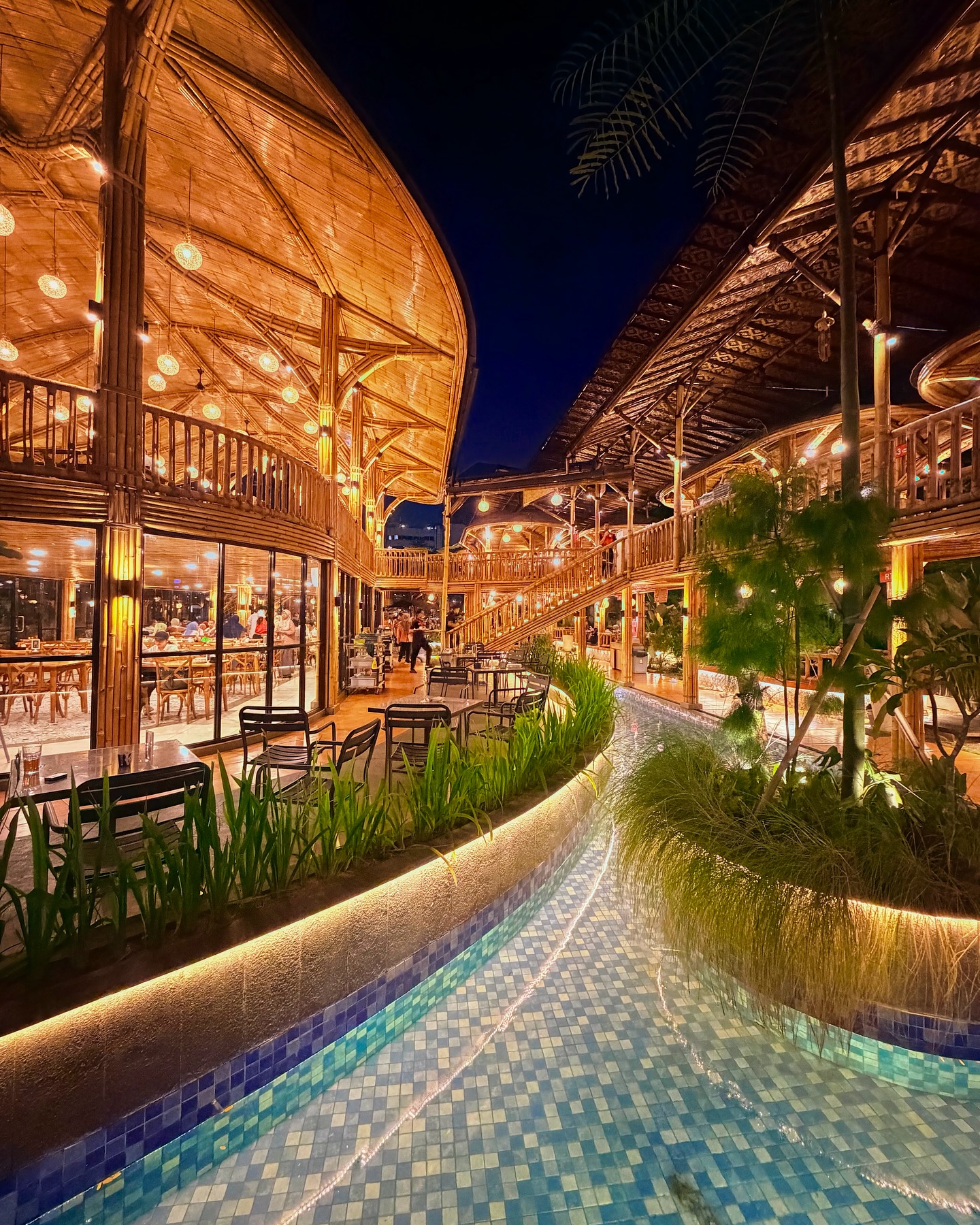 Ya ampun, dari mana aku harus mulai? Jakarta benar-benar surga bagi para pecinta kuliner! Dari tempe yang sederhana namun luar biasa dan nasi bakar yang menenangkan, hingga sambal yang pedas dan ayam bakar yang berasap sempurna... setiap gigitannya adalah petualangan gastronomi. Rasanya sungguh meledak!
Apresiasi yang sebesar-besarnya untuk Remboelan – pengalamannya fenomenal dan sangat direkomendasikan!
Aku baru saja kembali dan aku sudah sangat merindukan makanannya. Jakarta, kaulah hatiku... dan perutku! ❤️