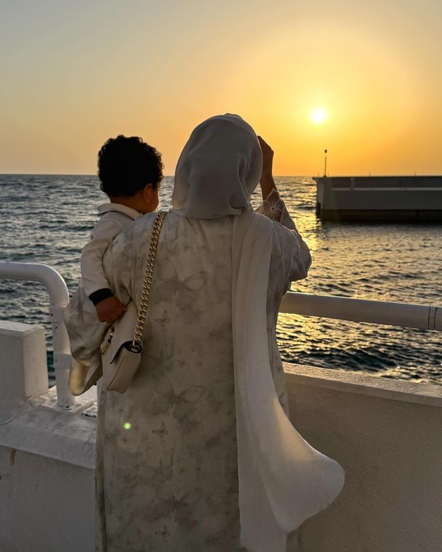 Di Kota Ini, Laut Merah adalah Jiwa yang Bernyanyi 🌊🎶 Di Kota Ini, Laut Merah adalah Jiwa yang Bernyanyi 🌊🎶