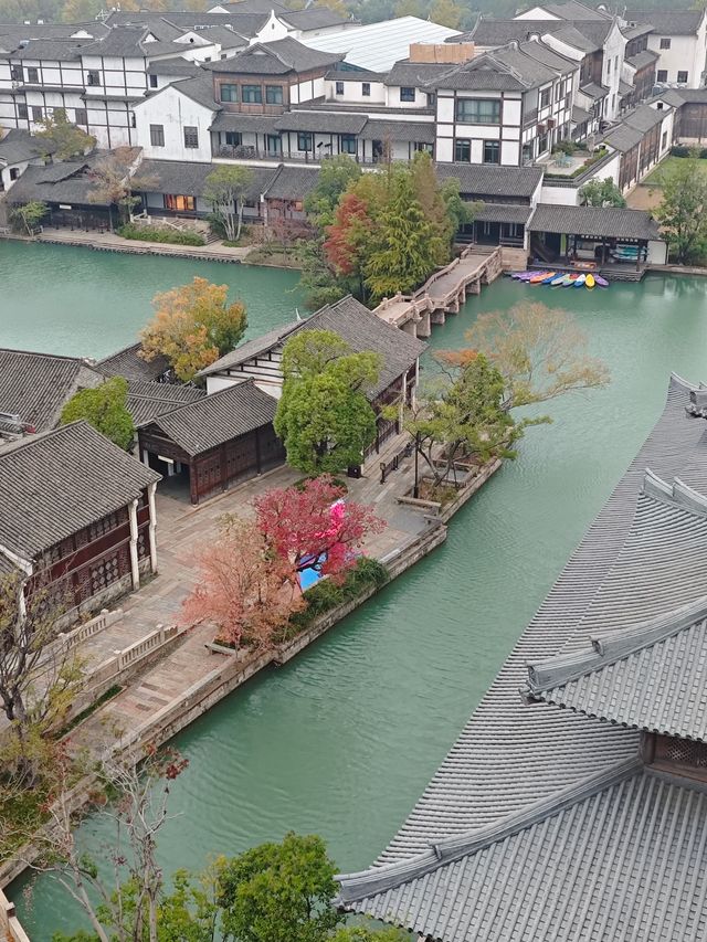 古鎮晨寐，塔上獨醒！