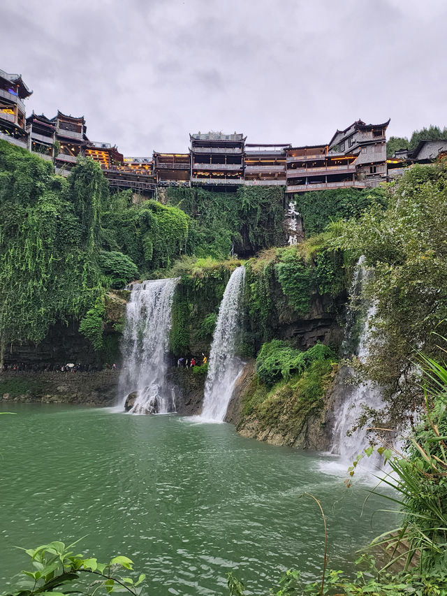 住進瀑布邊的古鎮 住進瀑布邊的古鎮