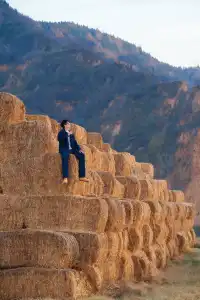 鄭州的初冬,遠山草垛,溫暖成了一幅畫!