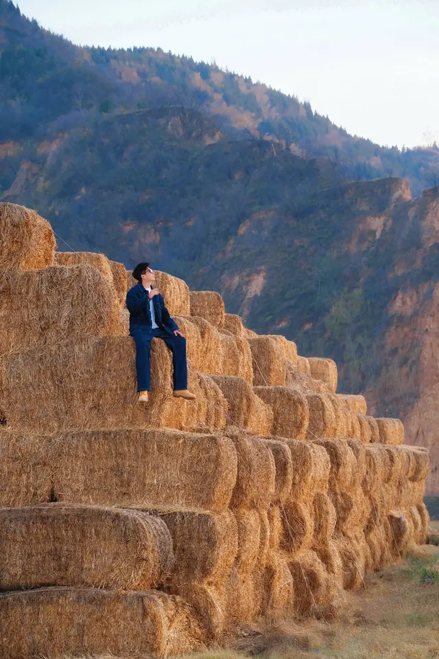 鄭州的初冬,遠山草垛,溫暖成了一幅畫! 鄭州的初冬,遠山草垛,溫暖成了一幅畫!