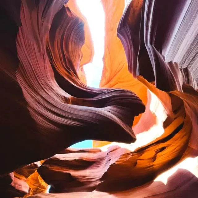 罕見地質～羚羊峽谷遊玩