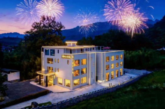 Xiaoshanqing Homestay | A Fireworks-Fire Pig Slaughter Feast at Banqiao