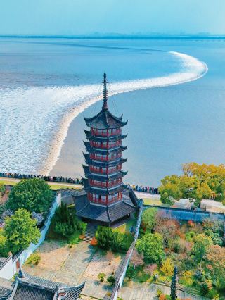 จุดชมวิวน้ำขึ้นน้ำลงชื่อดังที่กล่าวถึงในตำราเรียนของจีน—จักรพรรดิเฉียนหลงทรงมีรสนิยมที่ยอดเยี่ยมจริงๆ