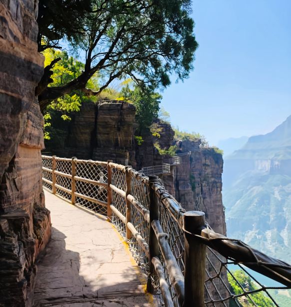 Xinxiang Tianjie Mountain, the cliff-hanging plank road hike is so