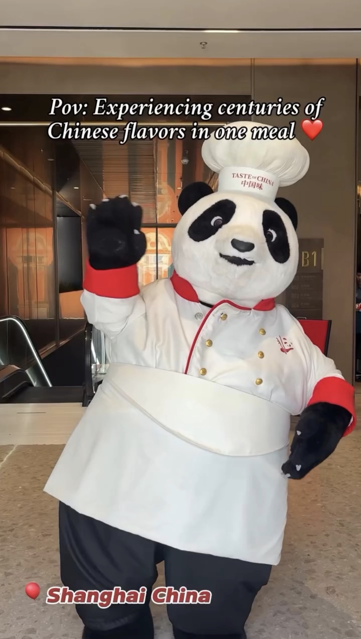 SIMPAN INI untuk Shanghai! Taste of China ialah perjalanan imersif selama 2 jam merentasi budaya Cina, dengan 7 hidangan yang diselang-selikan antara penayangan 5D yang menakjubkan dan persembahan langsung. Setiap adegan berubah dengan setiap hidangan, jadi anda benar-benar makan di dalam pengalaman tersebut.

Daripada landskap dramatik hingga aksi bertenaga tinggi seperti pertukaran wajah dan kung fu, sentiasa ada sesuatu yang berlaku di luar pinggan anda. Dan ya… anda juga akan bertemu cef panda yang ikonik 🐼

📍 TASTE OF CHINA 中国味 沉浸式餐厅
上海市黄浦区河南中路270号, 外滩·老市府地下一层 (LG1-03)
🎟 Disertakan dengan kenang-kenangan pasport makanan
⚠️ Tawaran Beli 1 Percuma 1 semasa adalah terhad setiap hari