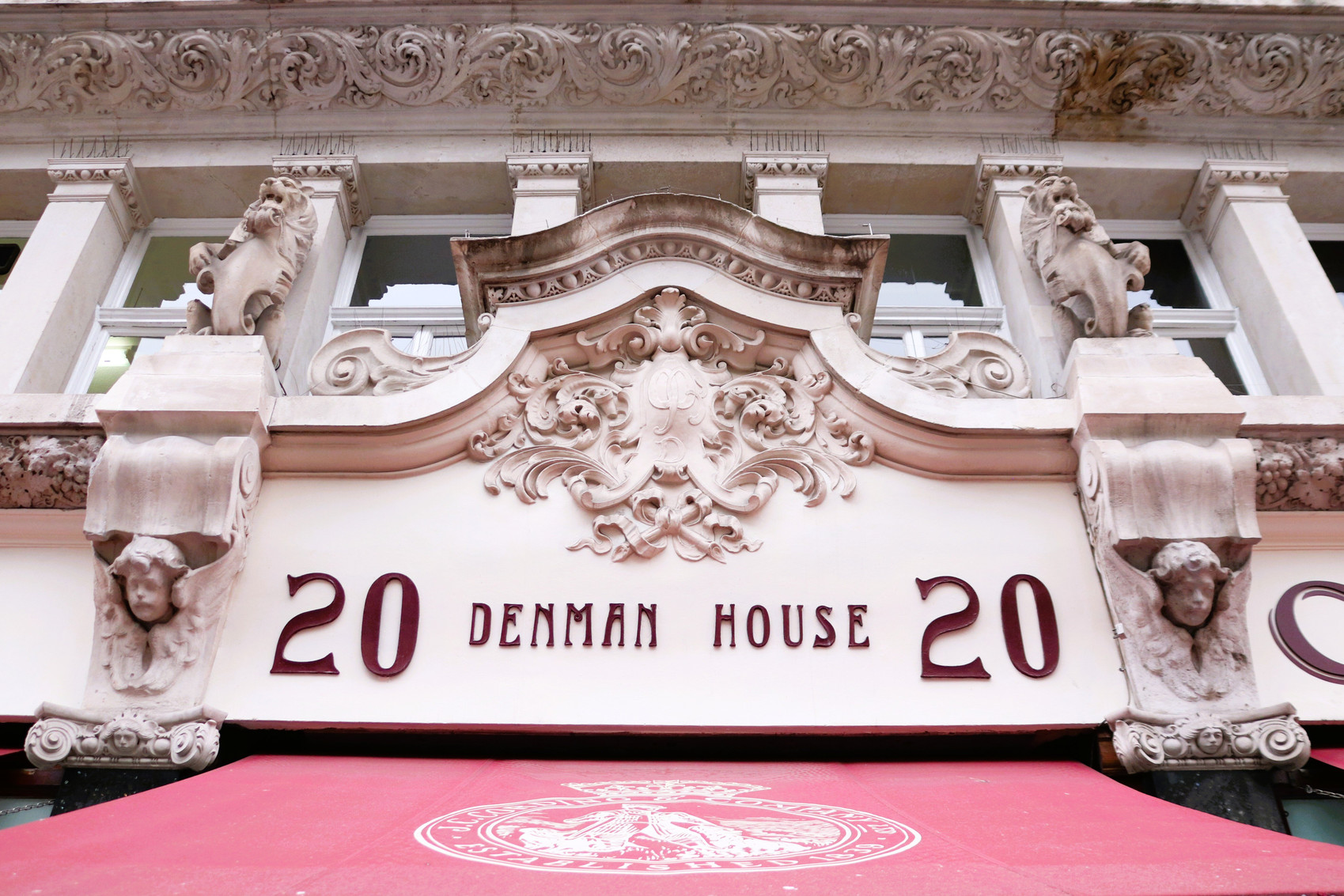 ピカデリー・サーカスの活気に満ちた体験 | Trip.com ロンドン