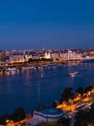 7-дневное зимнее путешествие по Европе: Рождественский рынок в Шёнбрунне — это просто сказка! Делюсь находками уличной еды 🥨