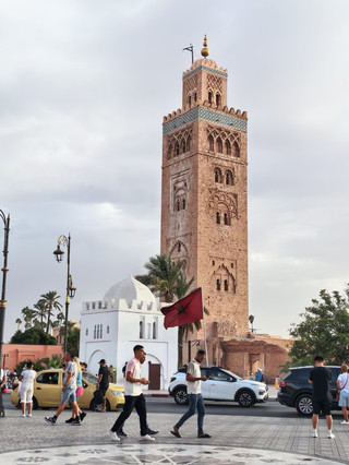 The Square of the Sleepless / A World Heritage site that has been bustling day and night for a millennium