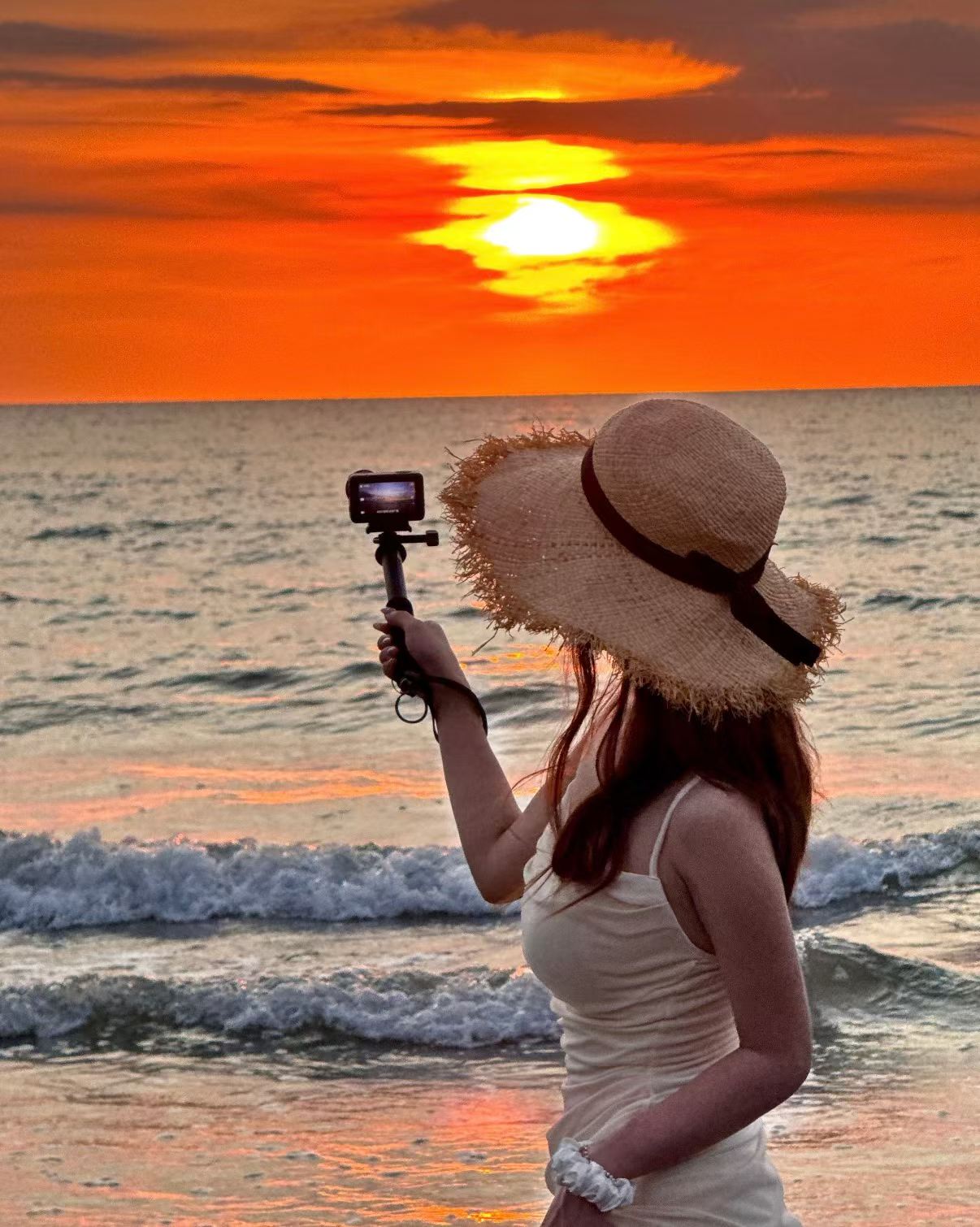 Capture the stunning beauty of Tanjung Aru on a paddleboard and at the Sky Mirror mangrove, sign up now for the perfect shot