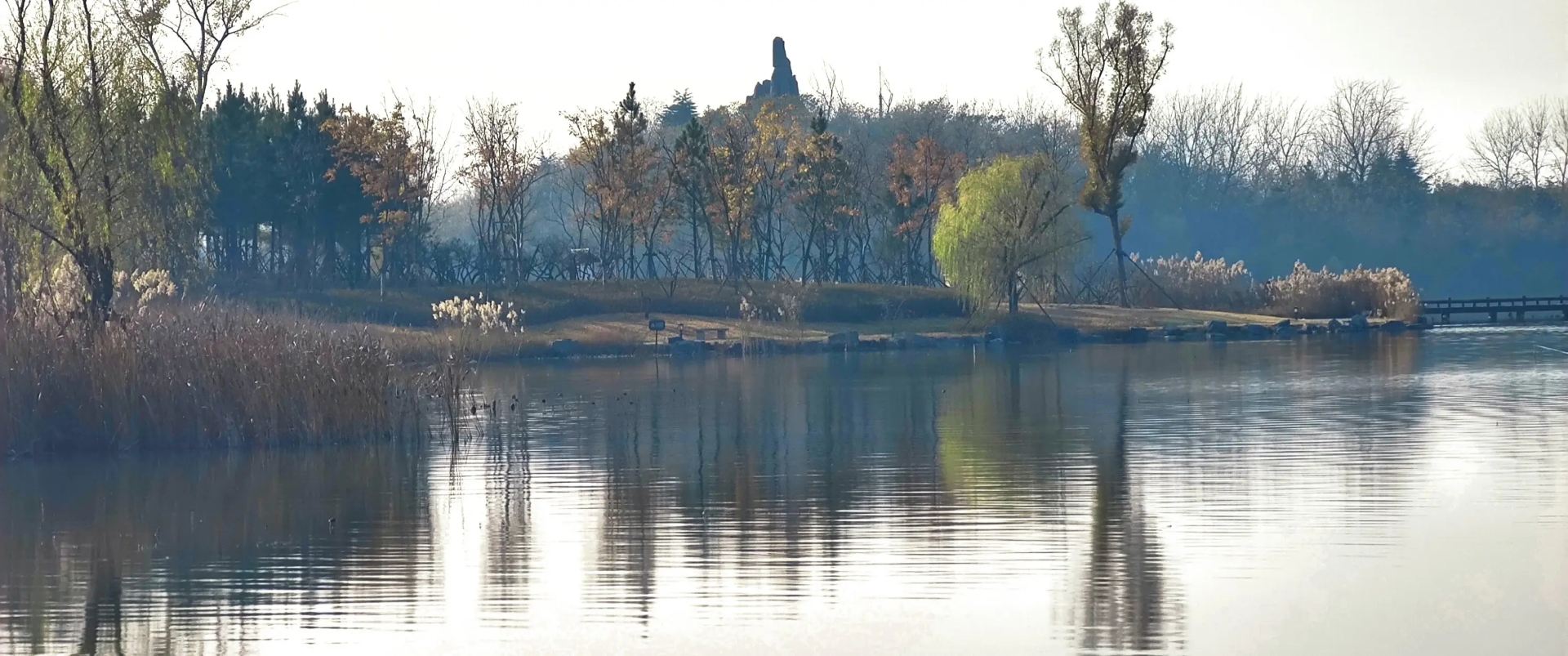 A trip to Fuyang in November falls within late autumn. Temperatures aren't high, but mornings and evenings are cool, perfect for leisurely walks, strolling through the streets, enjoying lake views, and sampling local snacks. Tourist attractions are less crowded.