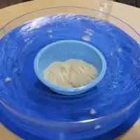 日本的夏天總是那麽的詩情畫意，無數原鄉原味的日本元素編織成日本美麗的夏季。日本人傳統的消夏流水素麵。