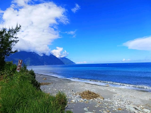 這湛藍的海水，跟天，假期就該這樣徜徉