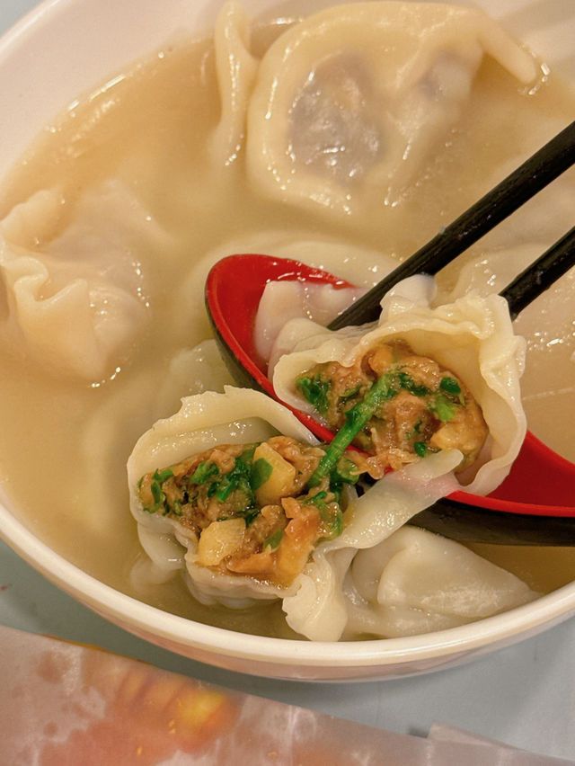 秋冬最鍾意就係食湯餃/湯麵，今晚同朋友揀左人氣大熱既「豐信餃子店」，晚市時間超受歡迎，大排長龍，大家想食鮮味十足既餃子，記得早d 黎攞位啦～
