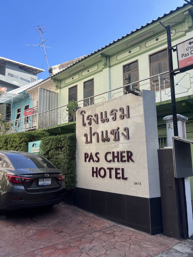 ที่พักหลักร้อยใจกลางบางรัก 🏨✨