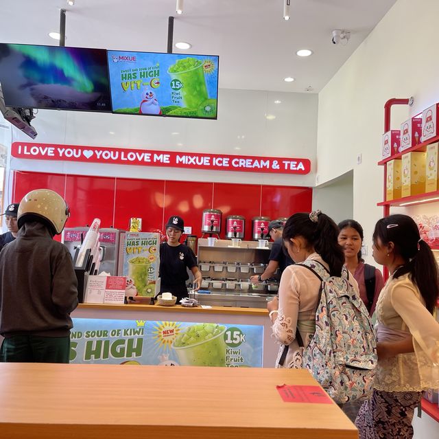 冰淇淋跟茶，出現在烏布主街，一客霜淇淋，只要8000，Mixue