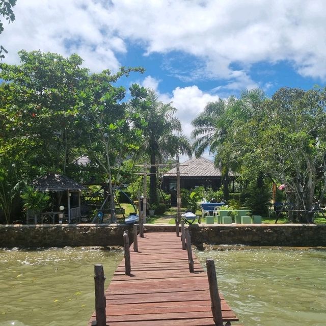 สะพานไม้ไผ่อ่าวท่าเลน ทะเลสวยมาก