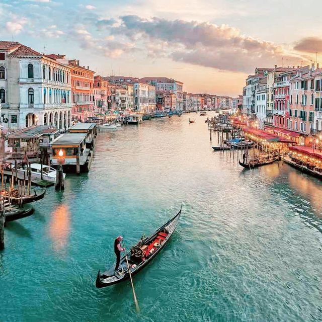 Must-do: Gondola ride in Venice 🇮🇹