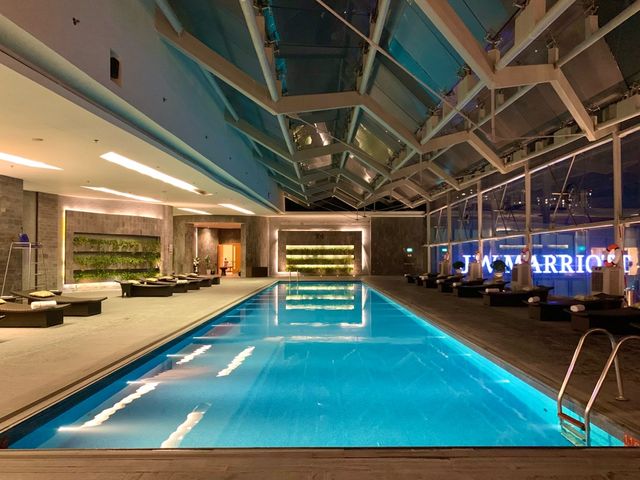 ベトナム　ベトナム観光　JW Marriott Hotel Hanoiの poolはcool！