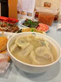 秋冬最鍾意就係食湯餃/湯麵，今晚同朋友揀左人氣大熱既「豐信餃子店」，晚市時間超受歡迎，大排長龍，大家想食鮮味十足既餃子，記得早d 黎攞位啦～