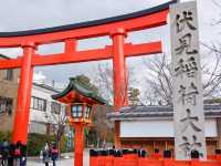 【京都市】無数の鳥居をくぐり山頂へ⛩