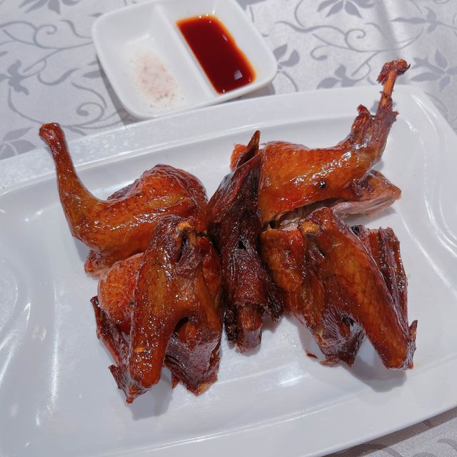 環境方面，餐廳以傳統中菜菜館裝修，夠古色古香，係呢個環境食飯都幾舒服，好適合帶埋屋企人黎開開心心聚下食餐飯~