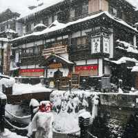 หมู่บ้านน้ำพุร้อนโบราณสุดคลาสสิกของญี่ปุ่น ❄️🇯🇵