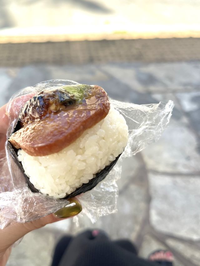 ️ 【ハワイ】ワイキキで超人気店のおむすび屋さん！いやす夢行ったことある？