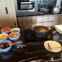 Swissotel the Stamford - Breakfast/Happy Hour