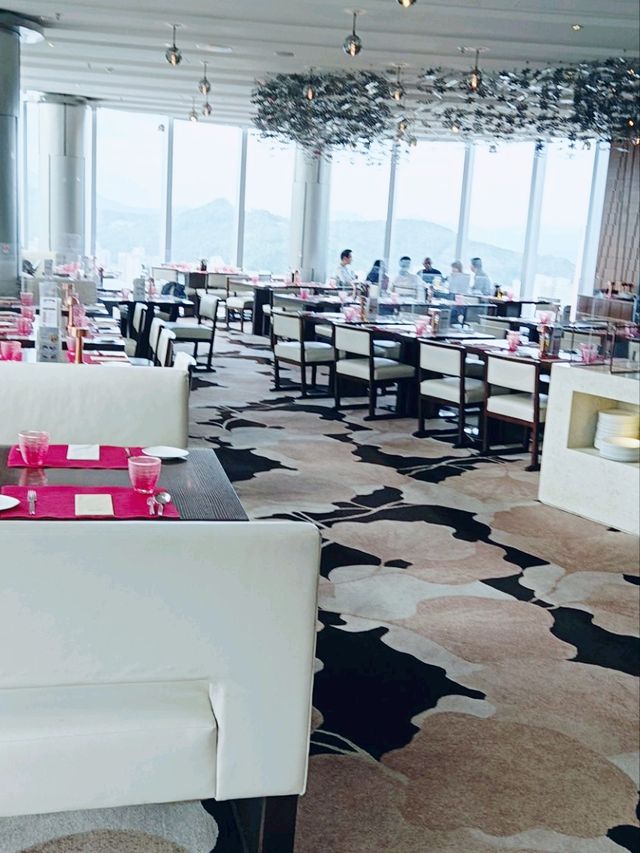 郊外新市鎮 ！九龍東皇冠假日酒店  ！