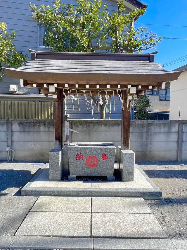 【東京都/北三谷稲荷神社】屋根にいる狐さまが必見