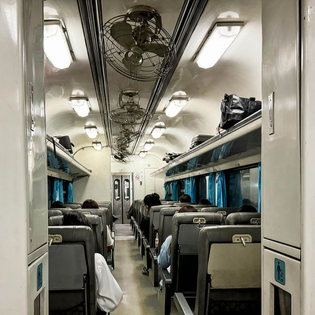 นั่งรถไฟเที่ยวหัวหิน คนละ 330 บาท