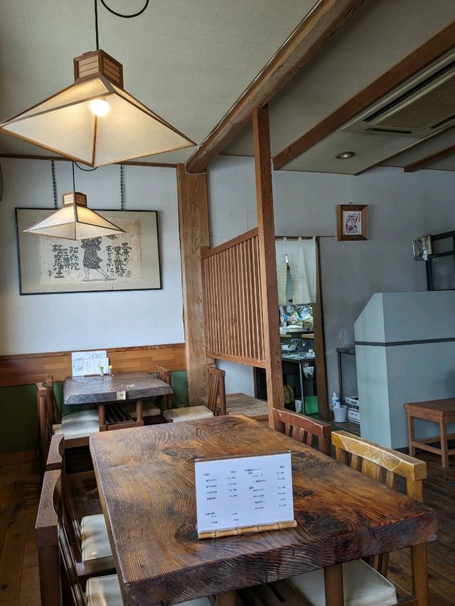 三千院の表参道のにある、お食事処【さわだ】は、和テイストの洒落たインテリアの店内