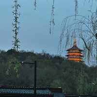 到杭州旅游 一看西湖，二看灵隐