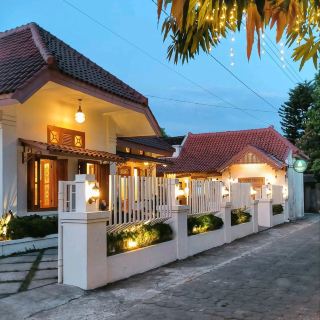 HIDDEN TEA DRINKING IN SURAKARTA