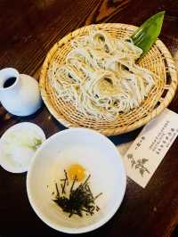 【長野県/ 戸隠の三本杉(三本目)を眺めながら食べる戸隠そば】