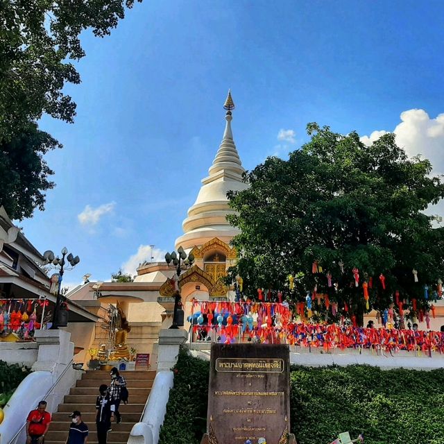 วัดพระธาตุผาเงา กราบสักการะหลวงพ่อผาเงา
