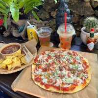 竹富島の食材を使った新鮮野菜のピザ🍕