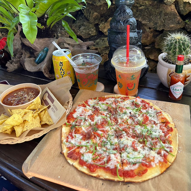 竹富島の食材を使った新鮮野菜のピザ🍕