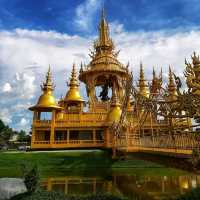 ชมสถาปัตยกรรม ศิลปะที่แฝงธรรมะ ณ วัดร่องขุ่น