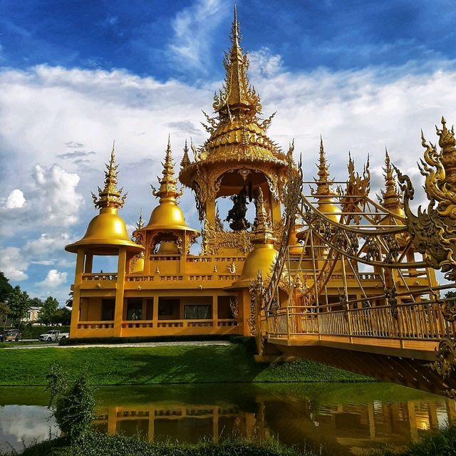 ชมสถาปัตยกรรม ศิลปะที่แฝงธรรมะ ณ วัดร่องขุ่น