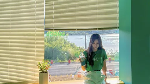 Space Odd, một quán cà phê lớn với tầm nhìn ra hồ đầy màu sắc — traveler post in Ulsan