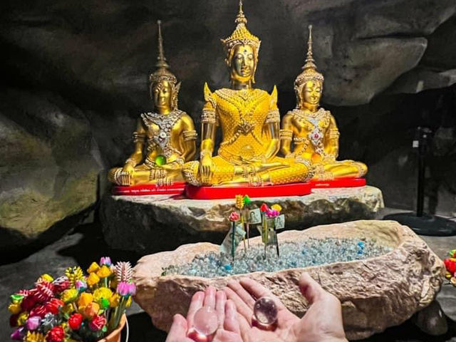 ถ้ำลอดมหาจักรพรรดิ์  "วัดหลวงพี่แซม" จังหวัดชลบุรี