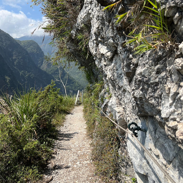 Conquer your fears and walk on the edge at Zhuilu Old Trail—where adventure meets breathtaking views