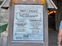 Three Broomsticks ร้านอาหารโซนแฮร์รี่ พอตเตอร์ 